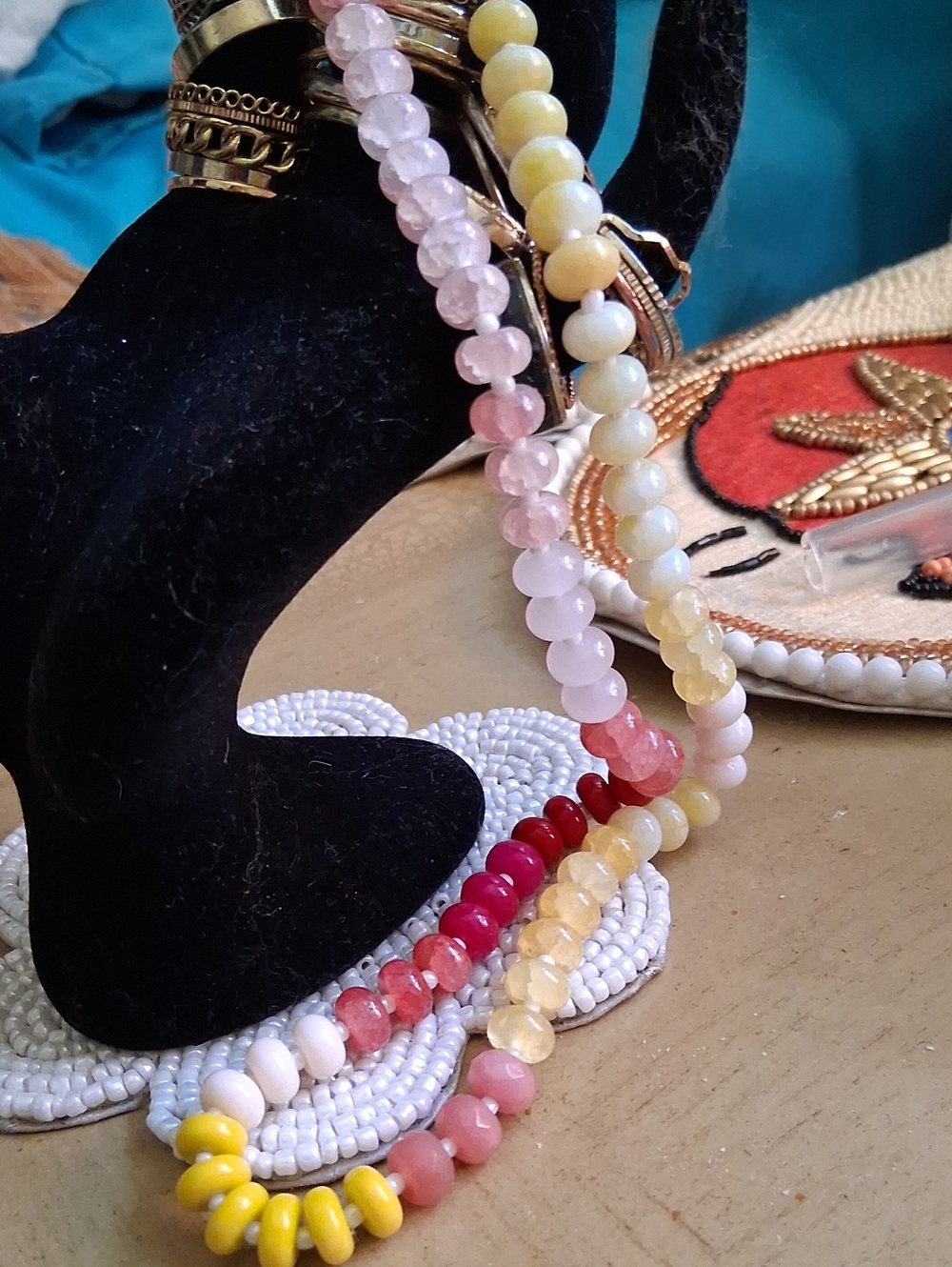 Beaded Neckless - Picture 2 of 3